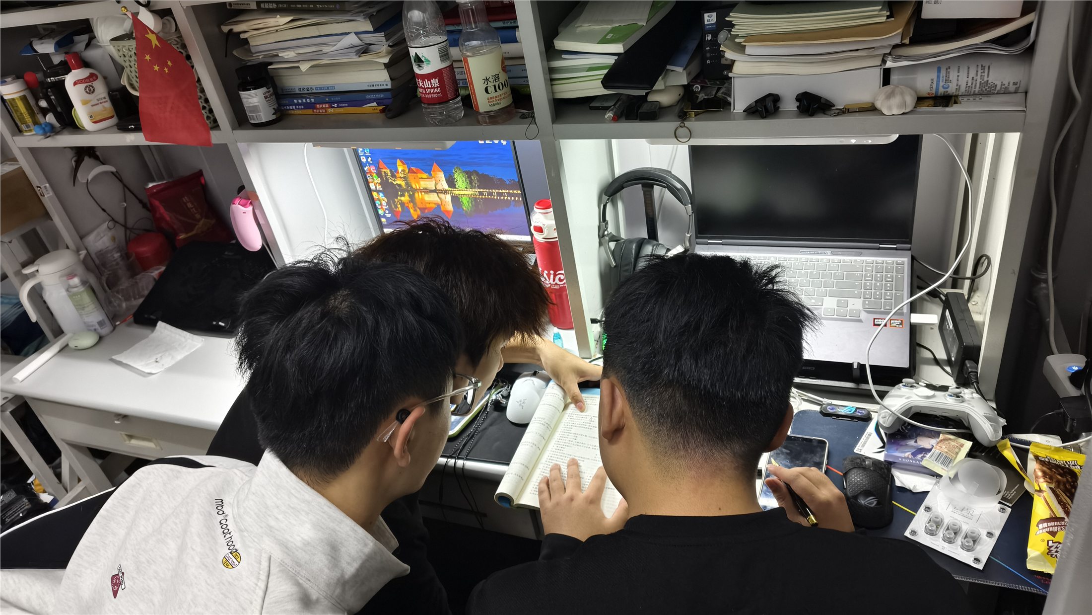 工作台旁